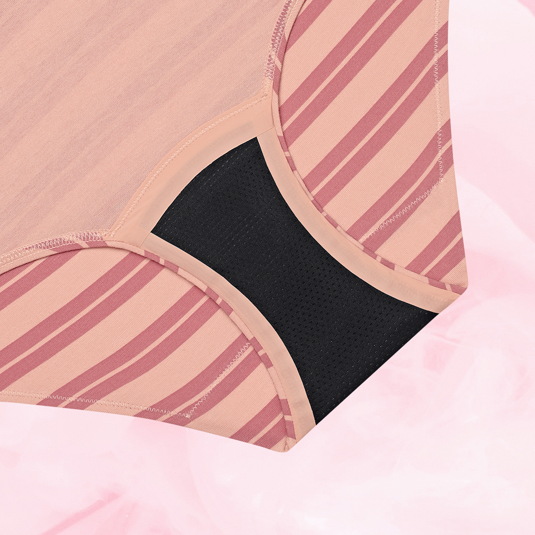ComfortFit Essentials Hipster Light period pants feature a striped pattern, designed for comfort and protection with a high waist and slimline edges for a discreet fit.